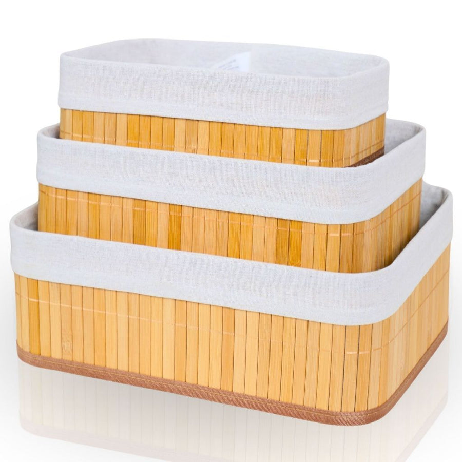 Cestos de bambu empilhados em fundo branco