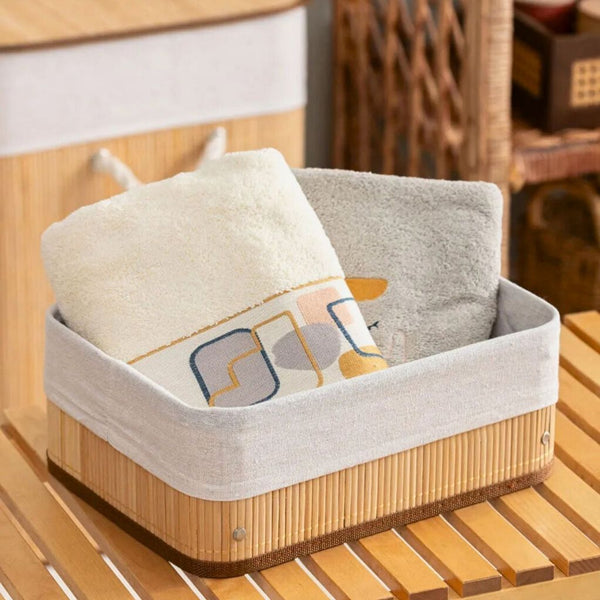 Cesto de bambu com toalhas em ambiente decorado