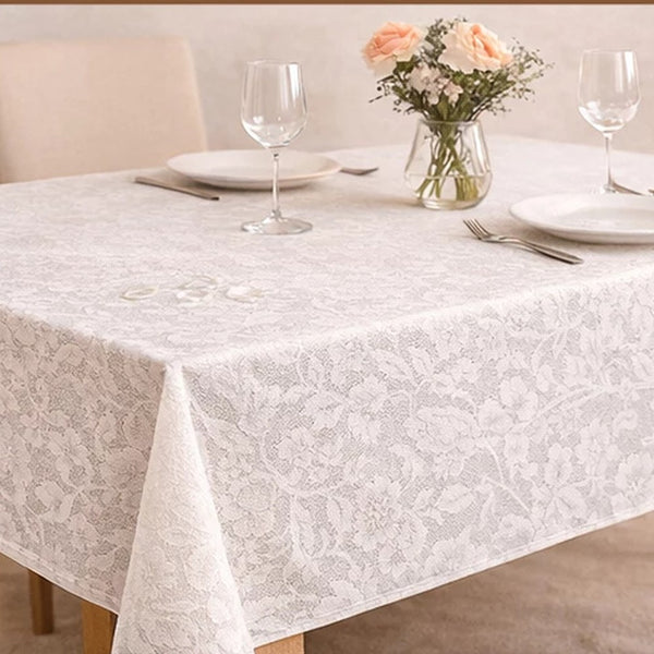 Toalha de mesa rendada PVC na mesa de jantar