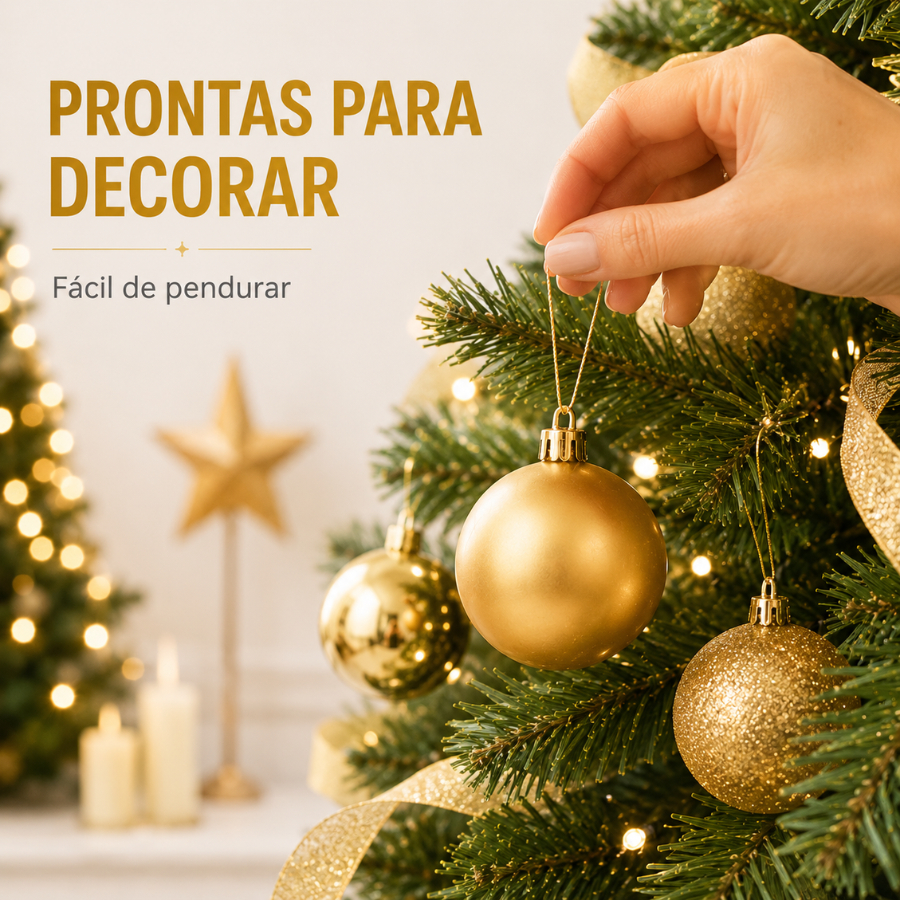 Mão pendurando uma bola de Natal dourada fosca na árvore