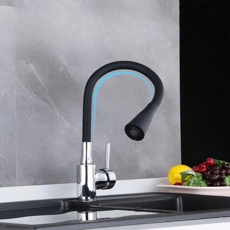 Torneira gourmet preta SLT 11 de mesa em bancada de cozinha