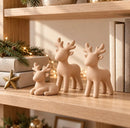 Kit 3 renas de Natal decorativas, cor Bege, em estante com livros e pisca-pisca