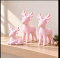 Kit 3 renas de Natal decorativas, cor Rosa, sobre prateleira de madeira