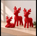 Kit 3 renas de Natal decorativas, cor Vermelho, sobre prateleira de madeira