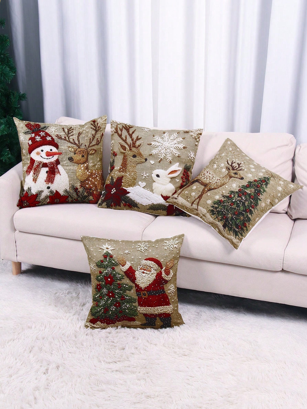 Capas de almofada de Natal em sofá claro com tapete felpudo