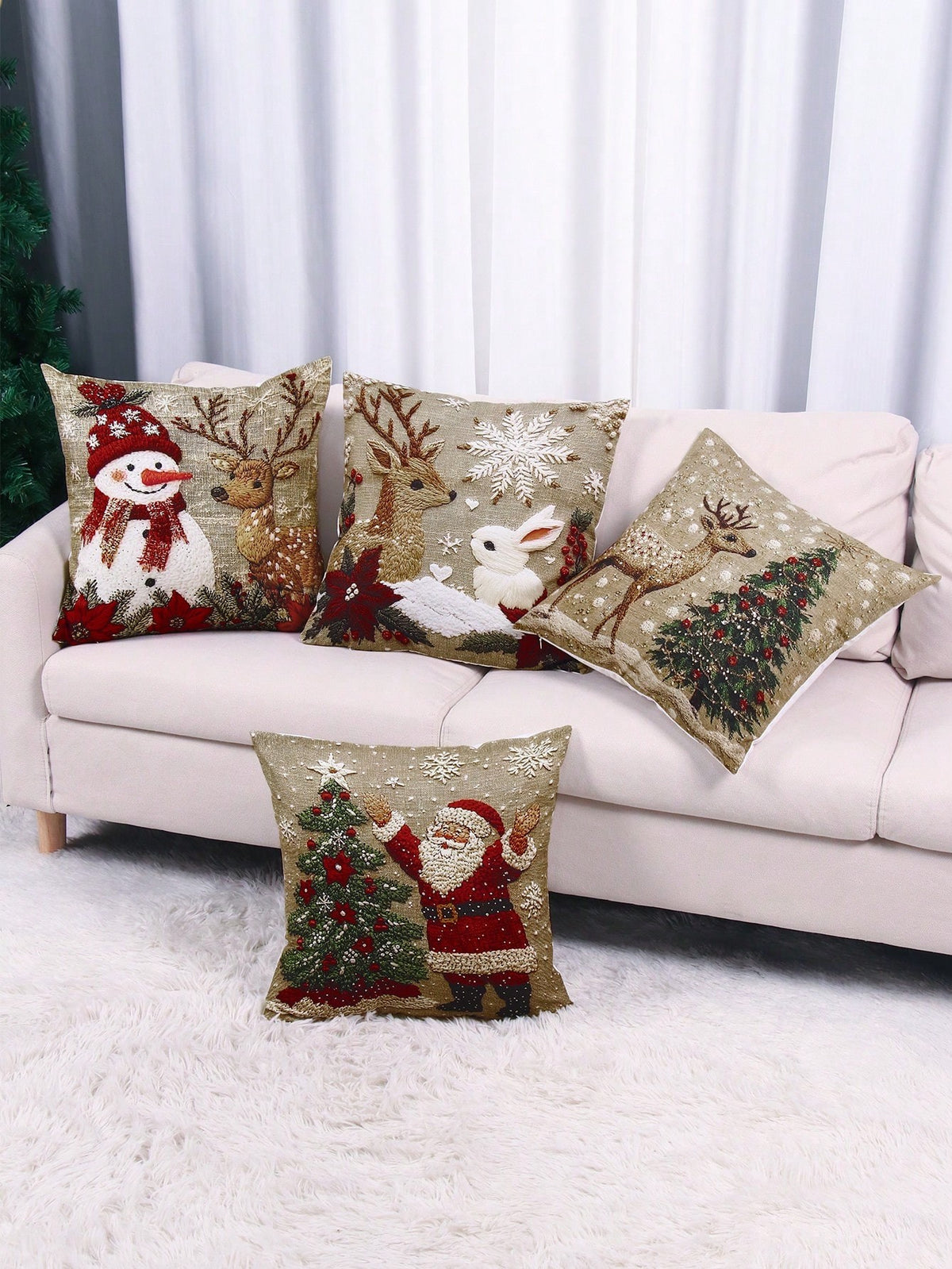 Capas de almofada de Natal em sofá claro com tapete felpudo