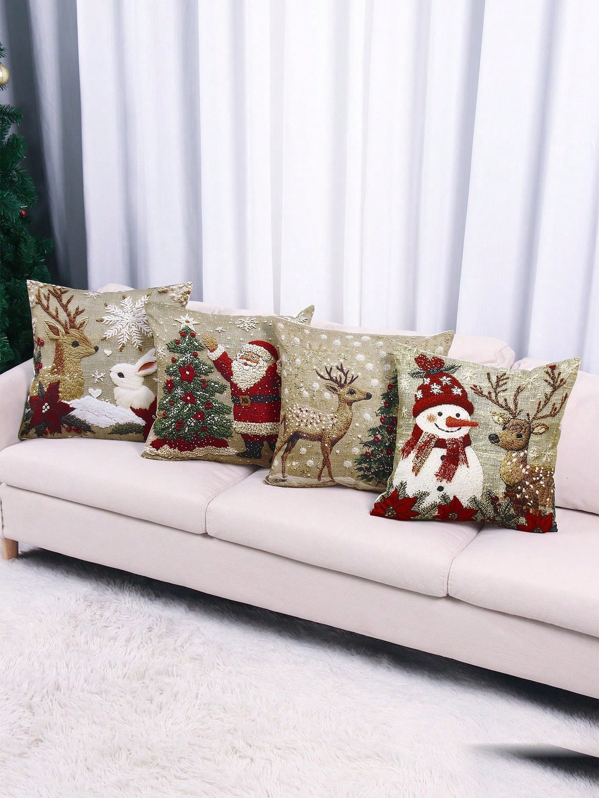 Quatro capas de almofada de Natal alinhadas no sofá
