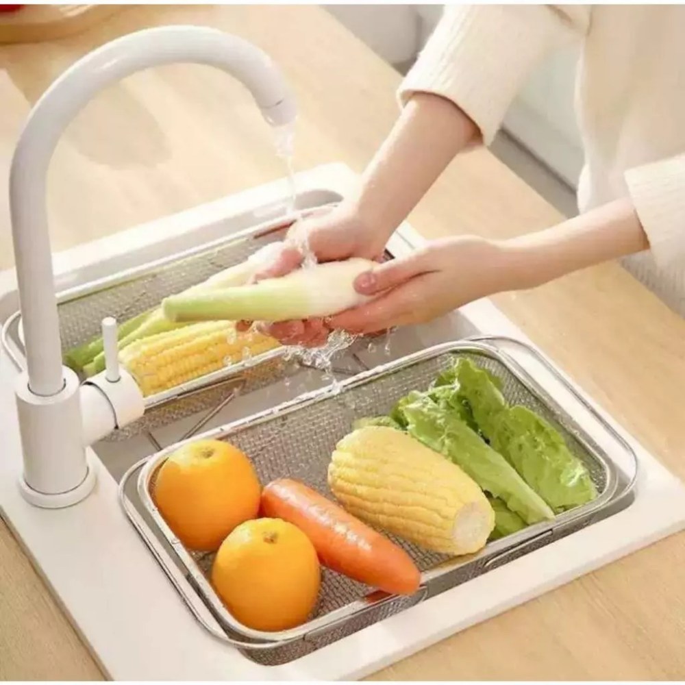 Lavando frutas e verduras no escorredor inox sobre a pia