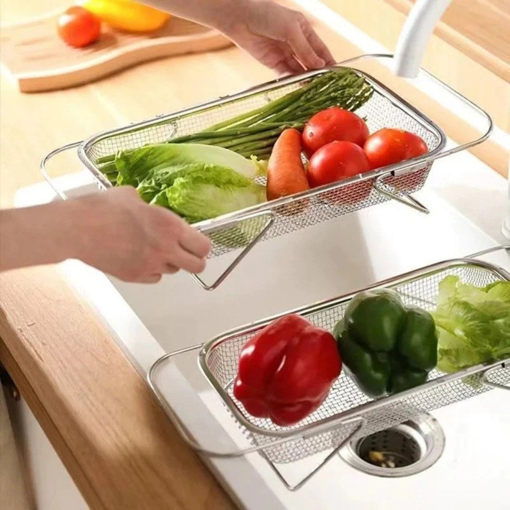 Escorredor inox com verduras e tomates sendo colocado sobre a pia