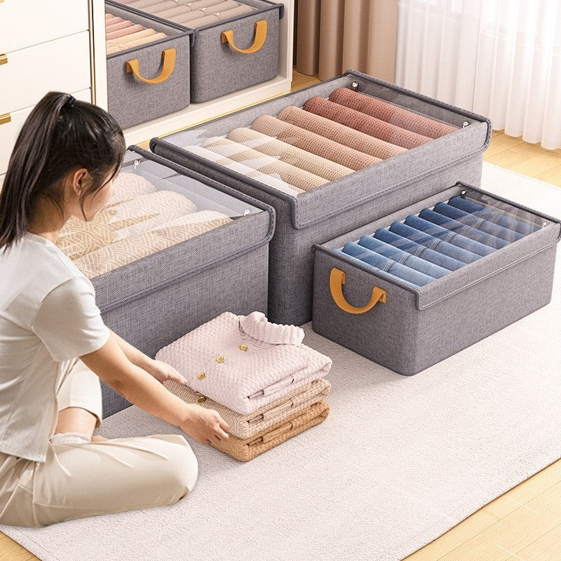 Mulher organizando roupas nas caixas organizadoras no quarto