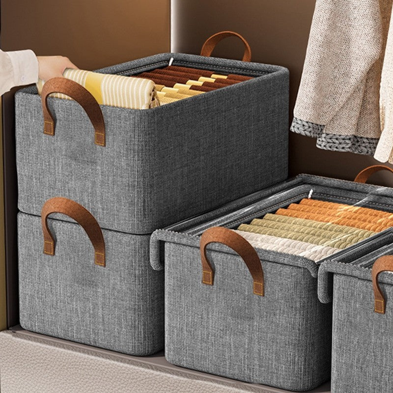 Caixas organizadoras empilhadas no guarda-roupa