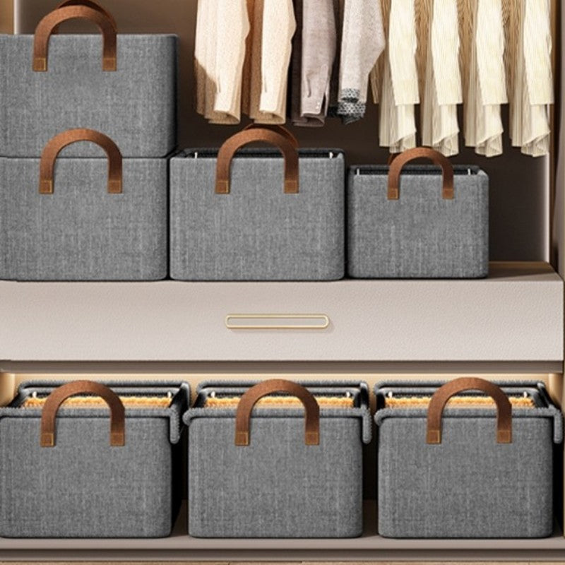 Closet organizado com várias caixas organizadoras cinza