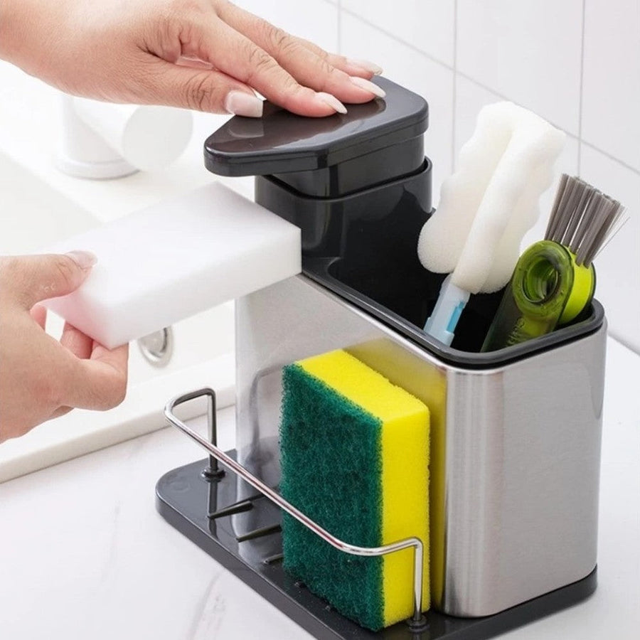 Mão pressionando o dispenser de detergente inox na pia