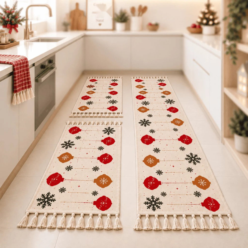 Passadeira e tapetes de Natal com bolas vermelhas e flocos de neve em cozinha clara