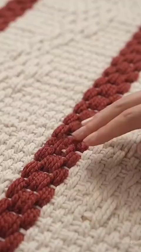 Vídeo: mão sentindo a trama do tapete de algodão e as cores do kit