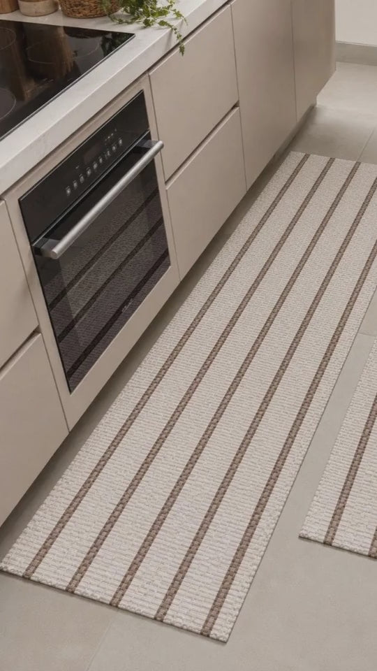 Animação: as quatro cores do kit de tapete na cozinha
