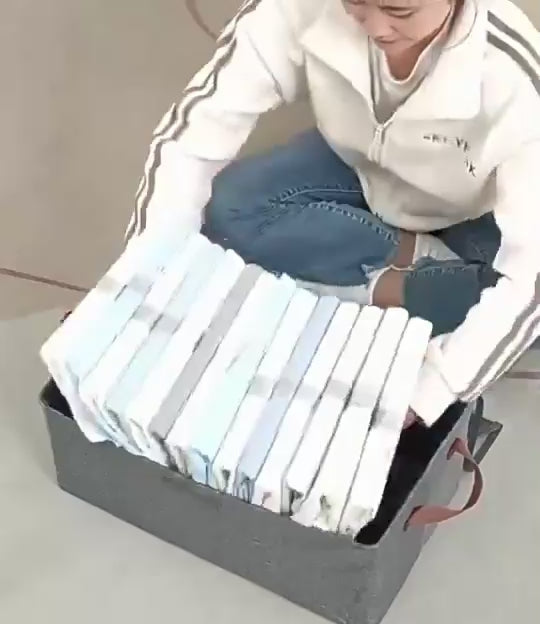 Vídeo: roupas sendo enroladas e organizadas na caixa