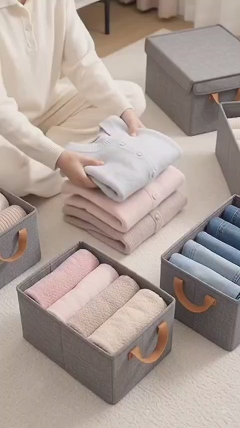 Vídeo: caixas organizadoras cinza com roupas dobradas no closet