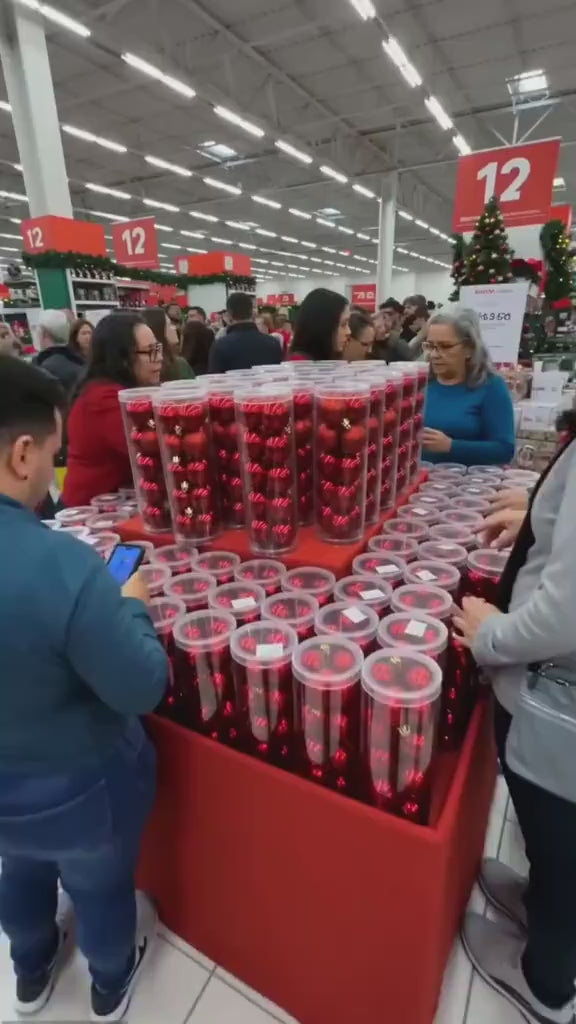 Vídeo do kit de bolas de Natal vermelhas saindo do tubo e decorando a árvore
