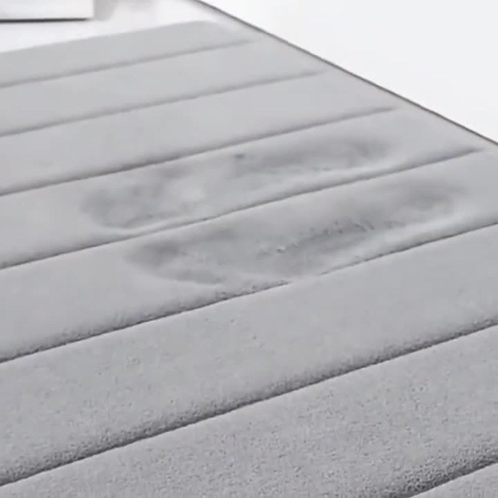 Marca de água das pegadas absorvida no tapete cinza